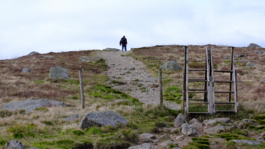 
Tourists are walking across the mountain to reach the tourist parking lot