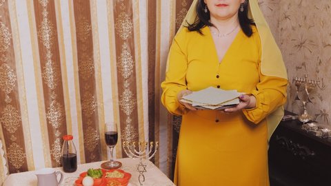 A Jewish woman with a plate with three matzahs to fulfill the commandment on Pesach.