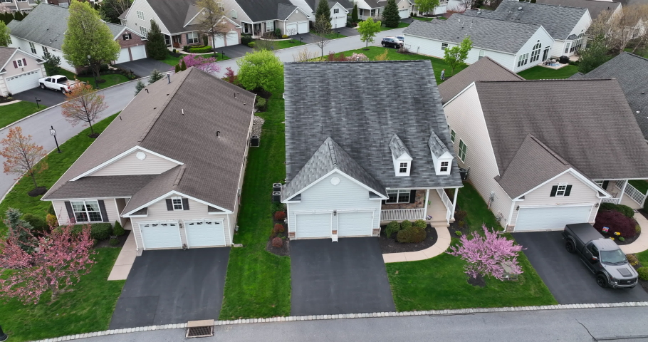 Homes and yards in retirement community housing villa in USA. United States during spring season, residential community. Aerial drone view. Royalty-Free Stock Footage #1089765087