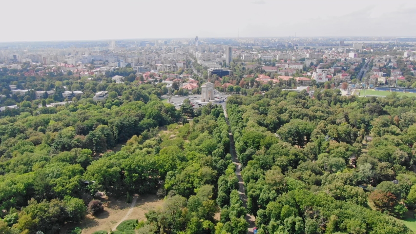 Aerial video drone of Arc de Triomphe in Bucharest from above, arc de triumf in romania, parc view from above with cars driving by on a sunny summer day with green trees Royalty-Free Stock Footage #1089811505