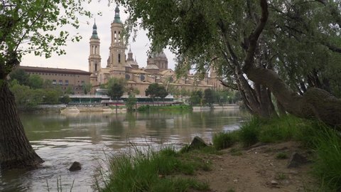 4k video of the Ebro River flowing in front of the Basilica del Pilar in Zaragoza capital with the refreshing water, an ideal place to reflect.

