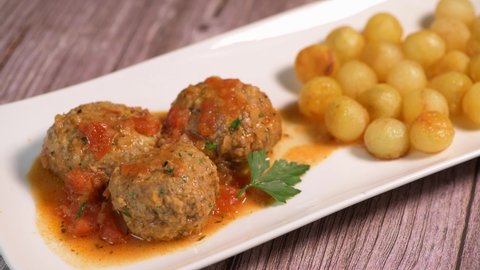 Recipe for meatballs in tomato sauce with hazelnut potatoes