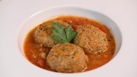 Recipe for meatballs in tomato sauce with hazelnut potatoes