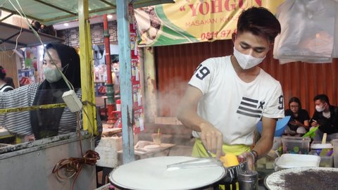 Tangerang, Old Market, 29 April 2022, The process of making and serving crepes