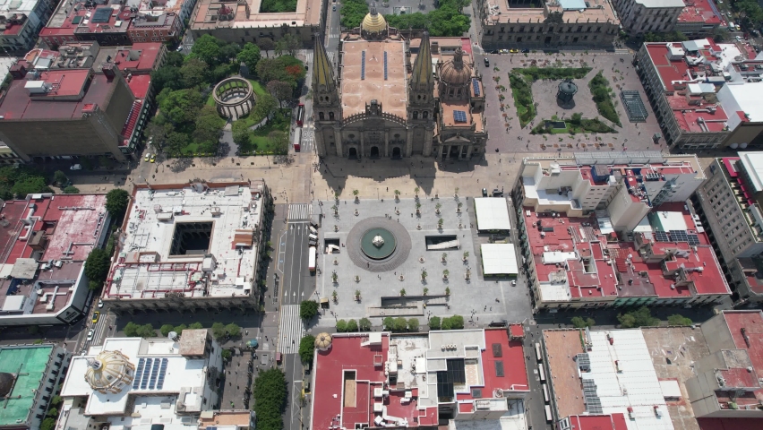 Guadalajara Cathedral seen from above.
Is the Roman Catholic cathedral of the Archdiocese of Guadalajara. t is built in the Spanish Renaissance style, except its Neo-gothic spires.
