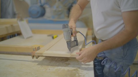 carpintero usando pistola de clavos o herramienta clavadora de brad en caja  de madera en un taller, concepto de carpintería de restauración de muebles.  enfoque selectivo 19876381 Foto de stock en Vecteezy