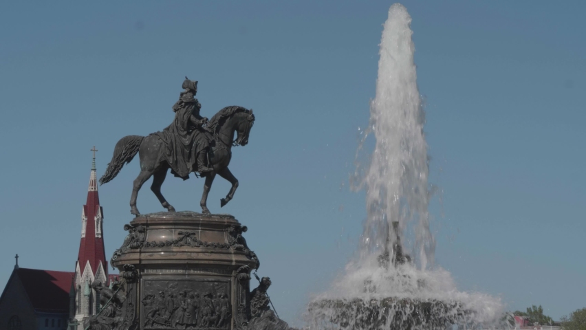 Washington Monument sculpture at Eakins Oval, Philadelphia, with nearby fountain