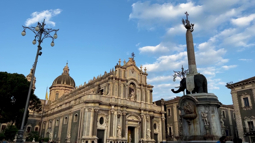 Recovery of Catania in Sicily. Piazza Duomo, fountain of the Elephant and Amenano, piazza Stesicoro, piazza Vincenzo Bellini. Strolling in Catania. Afternoon in Catania. Royalty-Free Stock Footage #1090728143