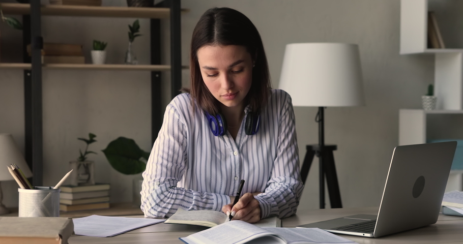 Интернет картинки для презентации. Компьютер и интернет. Веб дизайн обучение с нуля. Looking at tablet. Компьютер и интернет.