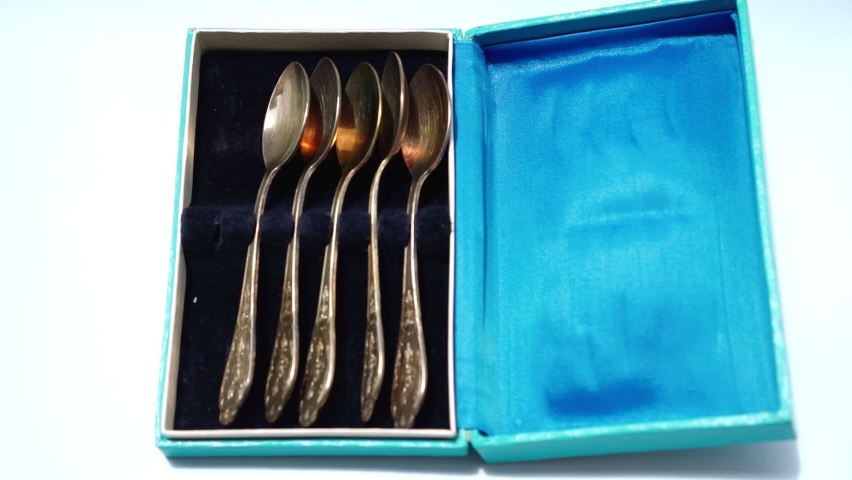 Put the spoons in the box