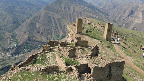 Village Goor, Dagestan, 21 april 2022: Aerial view of ancient stone watchtowers located on edge of high mountain cliff 