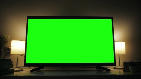LcD smart TV screen with a blank green background in the living room. Chroma key screen for advertising. วิดีโอสต็อก