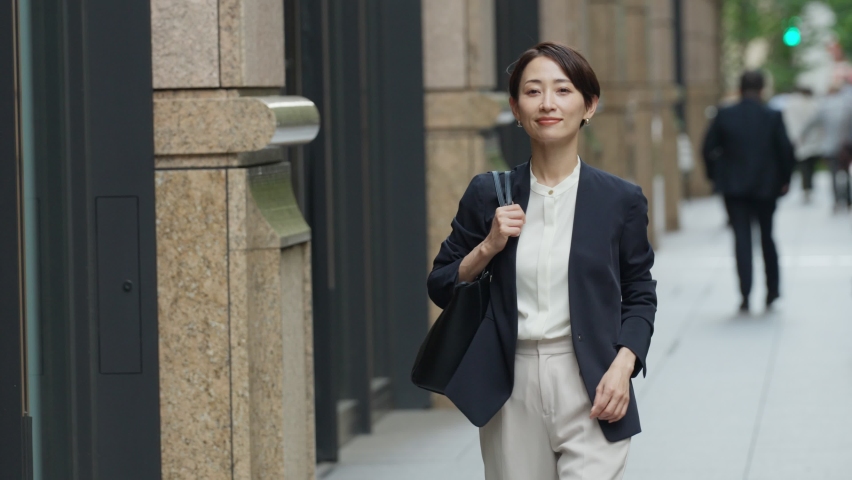 Businesswoman walking in the city Royalty-Free Stock Footage #1090965169