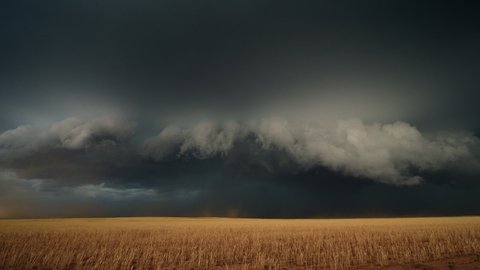 A Storm Rumbles Across Tornado Alley During A Severe Weather Outbreak - Βίντεο στοκ