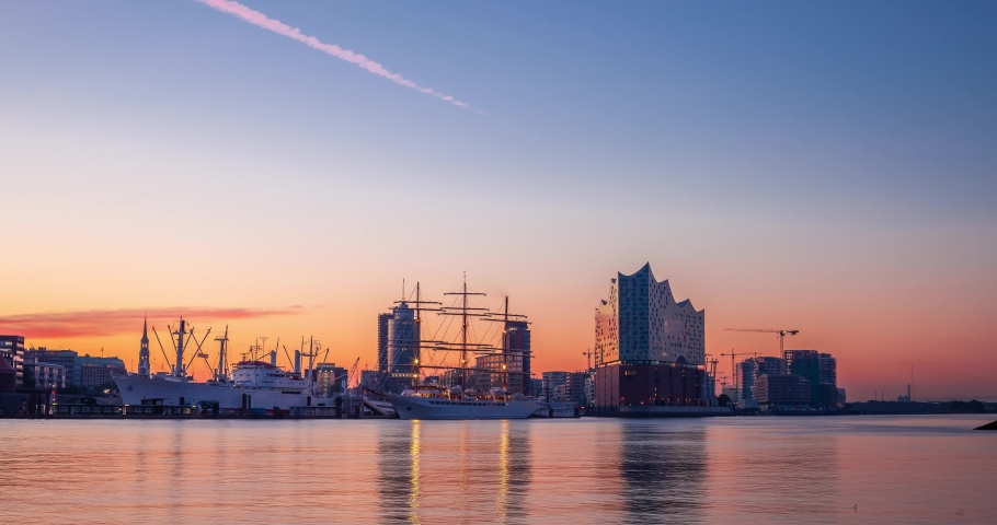 Sunrise in Hamburg. view from the other shore. Time lapse.