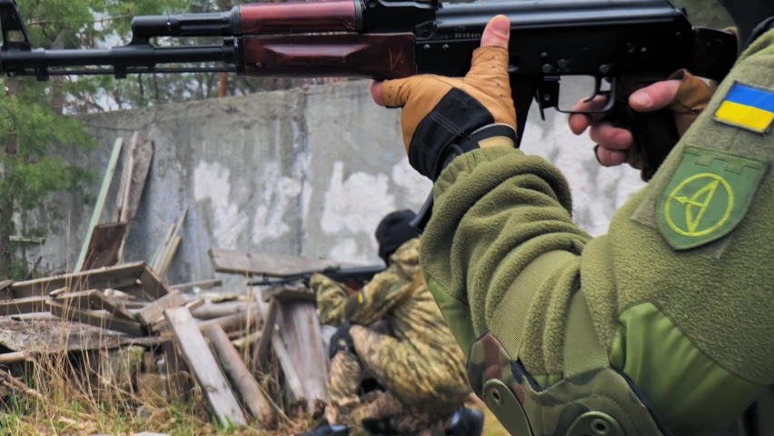 Special forces soldiers with weapons seize the building. A special forces squad storms the building.