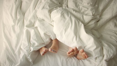 Nude couple in bed : 1 000 vidéos de stock – Clips vidéo 4K et HD