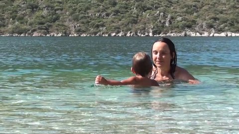 twenty months' old baby swims underwater to his mother
