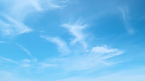 4K timelapse of beautiful blue sky with clouds background, Blue sky with clouds and sun. cloud time lapse nature background. Summer sky
: film stockowy