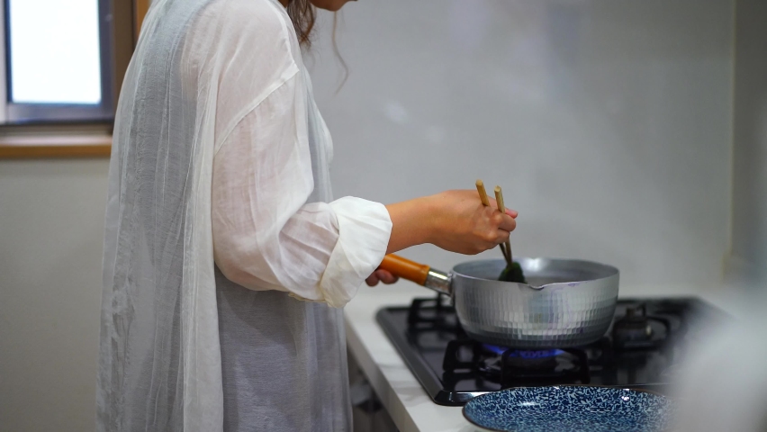 A woman who boiled red leaves
