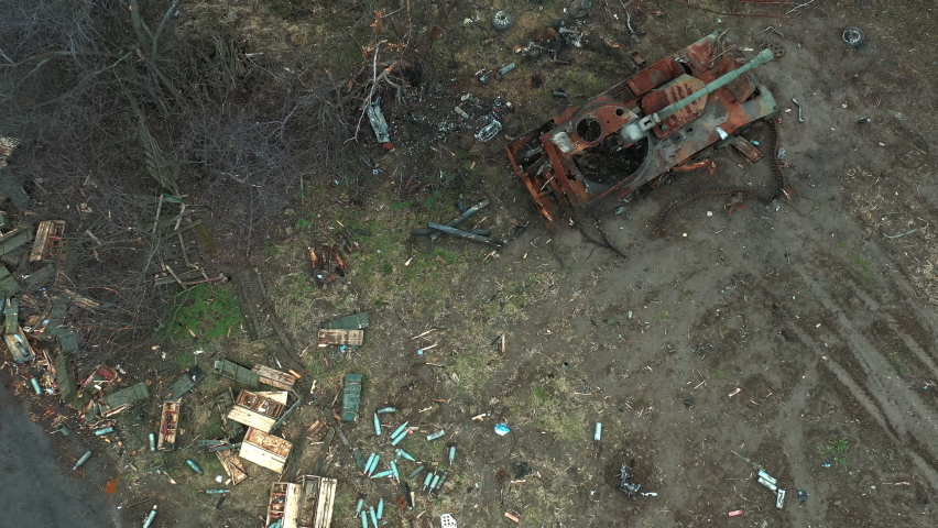 Lots of Russian shells lying next to artillery in Ukrainian city