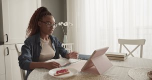 African American woman at start of online lesson