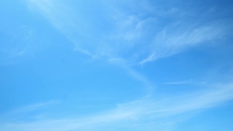 4K sky time lapse, Clear very nice soft blue sky, white rolling. fast motion time lapse cloud base clouds in horizon, Beautiful cloud space weather. blue sky background.
 库存视频