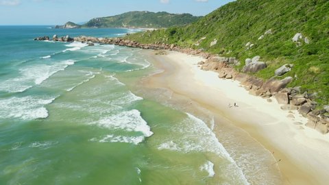 「ブラジルのヌーディストビーチと波と海。Praia da Galhetaの空撮」の動画素材（ロイヤリティフリー）1092366813