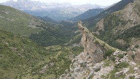 4k video made with a drone over the tip of Yenefrito's Finger in Panticosa, in which we can see this curious rocky shape in the Panticosa Valley, next to La Ripera in the Aragonese Pyrenees.

