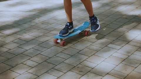 Nizhny Novgorod, July 31, 2022. A child's feet ride on a penny board, a close-up of a skateboard Redaksjonell arkivvideo