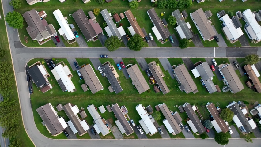Top down aerial of mobile home park in USA. Affordable modular housing. Royalty-Free Stock Footage #1093143647
