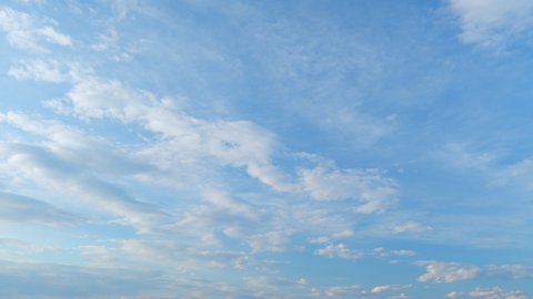 Light high clouds slide on sky. Layer of clouds in blue sky moving horizontal in opposite direction. Time lapse. - Βίντεο στοκ