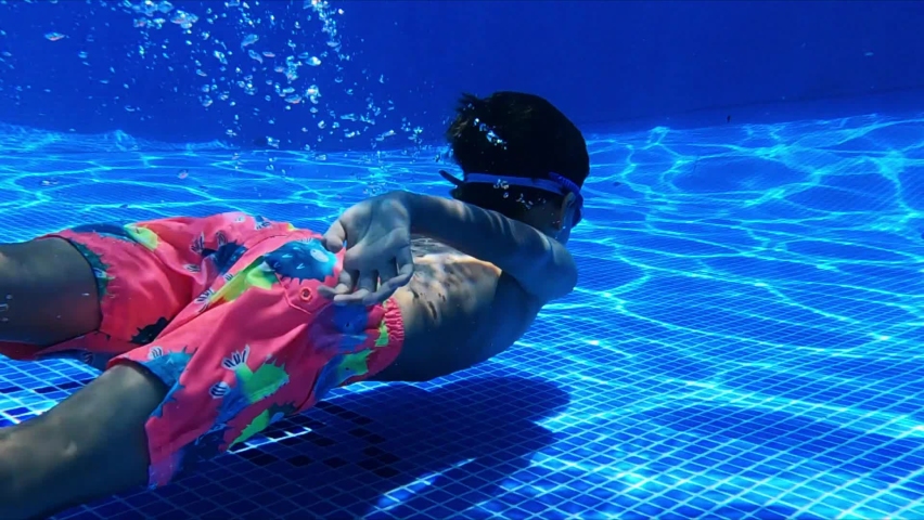 Boys underwater. Заставка мальчик прыгает в воду. Boys underwater. Boys underwater. Boys underwater.