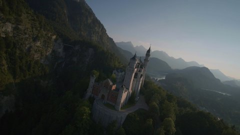 Neuschwanstein Castle on a sunny, summer evening in Germany - FPV drone shot : film stockowy