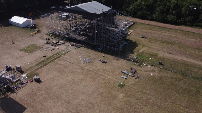 Assembling constructions for the concert scene from the layer