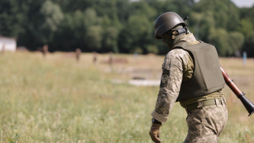 RG-7, Precision Shoulder-Fired Rocket Launcher, PSRL-1, is being prepared for firing by a Ukrainian serviceman.