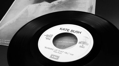 Rome, 11 August 2022: back cover 45 rpm by the British singer-songwriter KATE BUSH of Running up the hill, who reached the first place in the standings after 37 years thanks to STRANGER THINGS Vídeo Editorial Stock