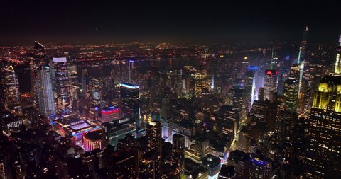 New York, USA - May 2022: Immense New York panorama at night time. Tremendous city scenery in lights with dark river crossing the city. Top view. Video de contenido editorial de stock