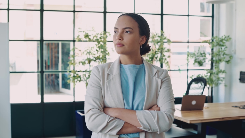 Video portrait successful confident beautiful brazilian or hispanic business woman, real estate agent, in formal wear, standing in modern office with arms crossed, looking at camera smiling friendly Royalty-Free Stock Footage #1094001237