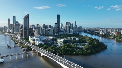 Aerial footage of Brisbane CBD with Expressway Motorway, Captain Cook Bridge in shot, Brisbane CBD with Botanical Gardens and Queensland University of Technology (QUT) in shot. – Stockvideo