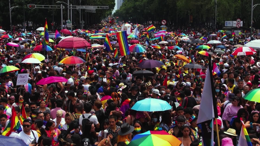 ЛГБТ парад девушки.