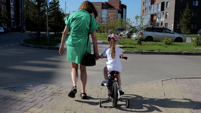 girl on a bicycle sa prevodom