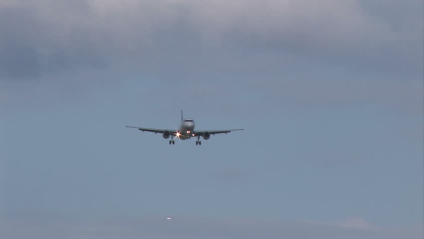 Plane is landing towards the cam