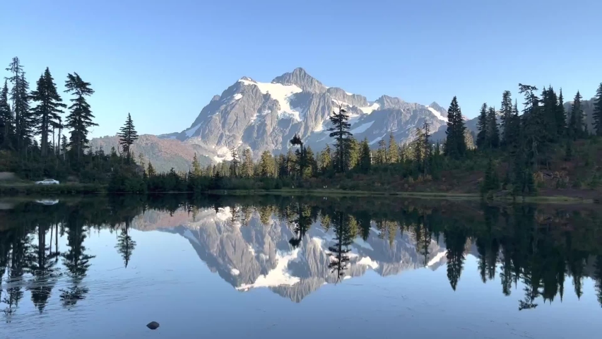 lake in the mountains of Washington USA,  Mount Adams  It is the second-highest mountain in Washington