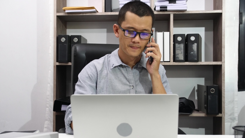Asian man muscle pain Neck pain due to overwork or sedentary work Employees who are tired of working in the office Royalty-Free Stock Footage #1095191693