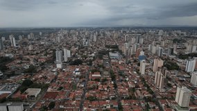 Aerial image of the city of Piracicaba, buildings, houses, vegetation and the Piracicaba River that runs through the city.