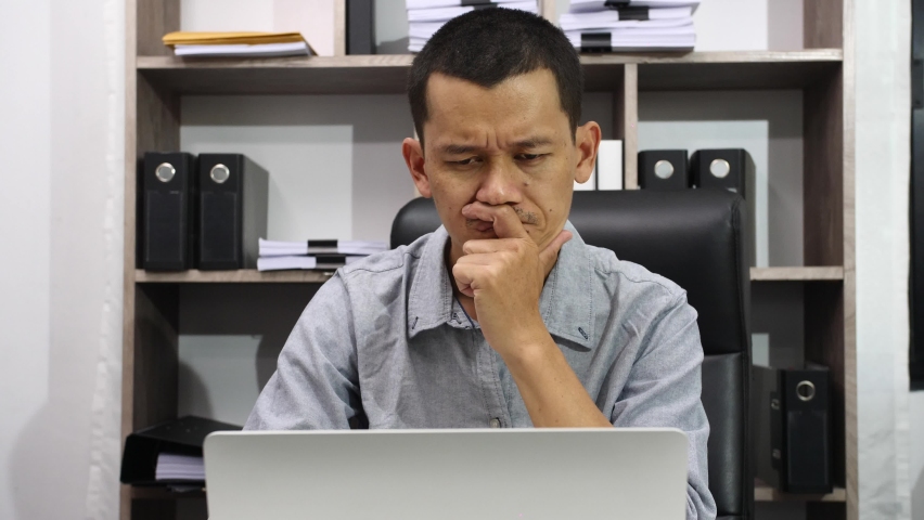 Asian man muscle pain Neck pain due to overwork or sedentary work Employees who are tired of working in the office Royalty-Free Stock Footage #1095398509