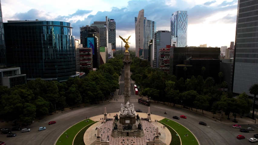 drone shot in descent of a sunset in the paseo de la reforma in mexico city with the frontal view of the angel of independence