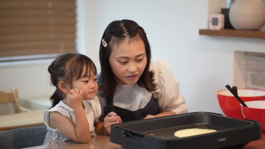 Parent and child baking hot cake
 Royalty-Free Stock Footage #1095503487
