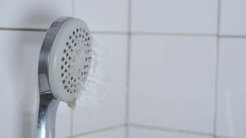 Primer Del Agua Que Fluye Del Cabezal De Ducha De Lluvia En El Cuarto De  Baño Imagen de archivo - Imagen de venta, cuidado: 204363989